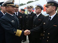 Военнослужащие военно-морских сил Китая во время торжественной встречи Военнослужащие военно-морских сил Китая во время торжественной встречи