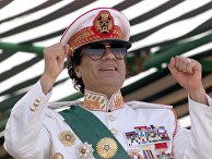 7 сентября 1999 года. Ливийский лидер Муаммар Каддафи приветствует своих солдат во время военного парада в Трипло 7 сентября 1999 года. Ливийский лидер Муаммар Каддафи приветствует своих солдат во время военного парада в Трипло
