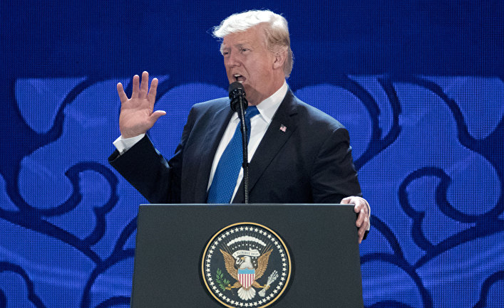 Президент США Дональд Трамп выступает на саммите глав АТЭС в Дананге, Вьетнам. 10 ноября 2017