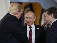 Президент США Дональд Трамп и президент РФ Владимир Путин в перерыве рабочего заседания лидеров экономик форума Азиатско-Тихоокеанского экономического сотрудничества. 11 ноября 2017 Президент США Дональд Трамп и президент РФ Владимир Путин в перерыве рабочего заседания лидеров экономик форума Азиатско-Тихоокеанского экономического сотрудничества. 11 ноября 2017