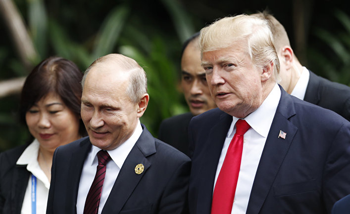 Президент России Владимир Путин и президент США Дональд Трамп на саммите АТЭС во Вьетнаме. 11 ноября 2017