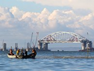 Установка автодорожной арки в процессе строительства Крымского моста в Керченском проливе. 13 октября 2017 Установка автодорожной арки в процессе строительства Крымского моста в Керченском проливе. 13 октября 2017