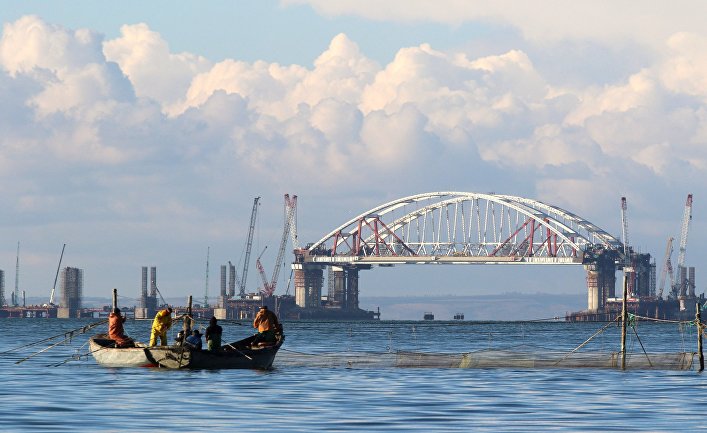 Установка автодорожной арки в процессе строительства Крымского моста в Керченском проливе. 13 октября 2017