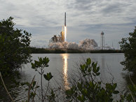 Старт ракеты Falcon 9 с космодрома на мысе Канаверал Старт ракеты Falcon 9 с космодрома на мысе Канаверал