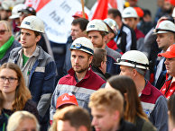 Работники сталелитейной промышленности во время акции протеста в Бохуме, Германия Работники сталелитейной промышленности во время акции протеста в Бохуме, Германия