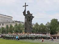 Участники крестного хода в Москве к памятнику князя Владимира в День крещения Руси. 28 июля 2017 Участники крестного хода в Москве к памятнику князя Владимира в День крещения Руси. 28 июля 2017