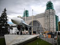 Истребитель Су-27 возле павильона № 32 "Космос" во время проведения работ по реконструкции ВДНХ Истребитель Су-27 возле павильона № 32 "Космос" во время проведения работ по реконструкции ВДНХ