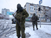 Вооруженные люди в военной форме в Луганске Вооруженные люди в военной форме в Луганске