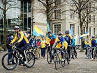 Украинские велосипедисты у здания парламента Нидерландов в Гааге Украинские велосипедисты у здания парламента Нидерландов в Гааге