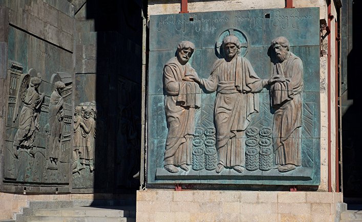 Фрагменты памятника «История Грузии» в Тбилиси