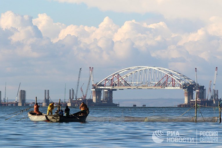 Установка автодорожной арки в процессе строительства Крымского моста в Керченском проливе. 13 октября 2017