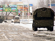 Военная техника у здания прокуратуры в Луганске Военная техника у здания прокуратуры в Луганске