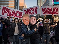 Демонстранты в масках, изображающих Дональда Трампа и Ким Чен Ына, во время митинга в Сеуле