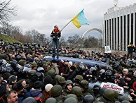 Сторонники Михаила Саакашвили во время столкновений с правоохранительными органами Сторонники Михаила Саакашвили во время столкновений с правоохранительными органами
