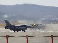 Американский самолет f-16 на авиабазе Осана во время совместных учений с Южной Кореей Американский самолет f-16 на авиабазе Осана во время совместных учений с Южной Кореей