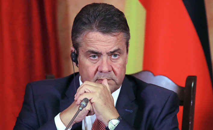 Министр иностранных дел Германии Зигмар Габриэль на пресс-конференции с главой МИД РФ Сергеем Лавровым в Краснодаре