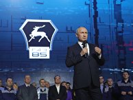 Президент РФ Владимир Путин во время встречи с работниками Горьковского автомобильного завода в Нижнем Новгороде. 6 декабря 2017 Президент РФ Владимир Путин во время встречи с работниками Горьковского автомобильного завода в Нижнем Новгороде. 6 декабря 2017