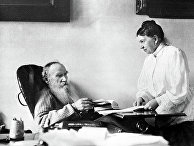 Лев Николаевич Толстой с женой Софьей Андреевной в Ясной Поляне. 1908 год Лев Николаевич Толстой с женой Софьей Андреевной в Ясной Поляне. 1908 год