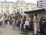 Танк, стоящий на одной из улиц Москвы во время августовского путча 1991 года