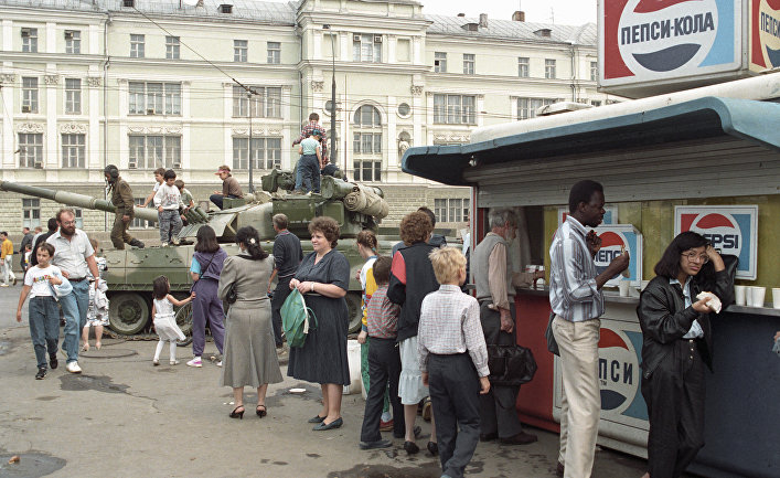 Танк, стоящий на одной из улиц Москвы во время августовского путча 1991 года