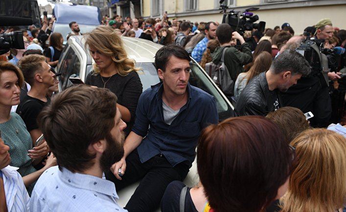 Актер Артур Смольянинов во время акции в поддержку руководителя театра «Гоголь-центр» Кирилла Серебренникова у здания Басманного суда