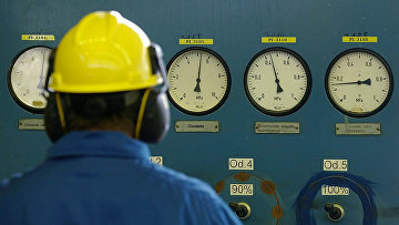 Работник газовой станции PGNiG в окресностях Варшавы, Польша