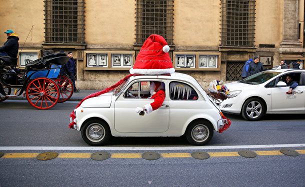 Санта за рулем автомобиля Fiat 500 в Риме Санта за рулем автомобиля Fiat 500 в Риме