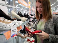 Покупательница в магазине обуви