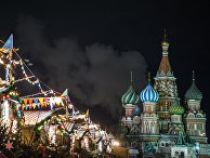 Праздничная иллюминация и Покровский собор на Красной площади в Москве