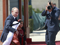 Владимир Путин с палестинскими детьми перед встречей с Махмудом Аббасом в Вифлееме Владимир Путин с палестинскими детьми перед встречей с Махмудом Аббасом в Вифлееме