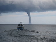 Фотография водяного смерча возле Майорки Фотография водяного смерча возле Майорки