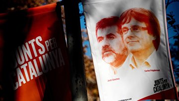Предвыборный баннер с изображением бывшего председателя правительства Каталонии Карлеса Пучдемона и лидера Национальной ассоциация Каталонии Жорди Санчеса в Барселоне. 21 декабря 2017