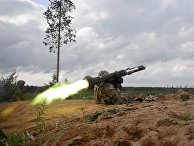 Американский солдат стреляет из противотанковой ракетницы «Джавелин» Американский солдат стреляет из противотанковой ракетницы «Джавелин»