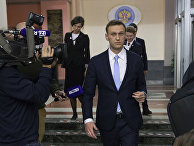 Алексей Навальный после заседания Центральной избирательной комиссии РФ Алексей Навальный после заседания Центральной избирательной комиссии РФ