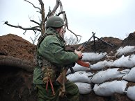 Боец ополчения ДНР на позиции у линии соприкосновения Боец ополчения ДНР на позиции у линии соприкосновения