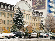 Люди в форме у здания прокуратуры в Луганске