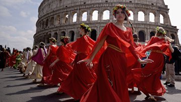 Женщины в исторических костюмах возле Колизея, Рим