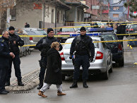 Полицейские на месте убийства политика Оливера Ивановича в Косовска-Митровице