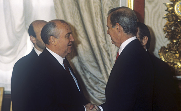 Михаил Сергеевич Горбачев и Джеймс Бейкер, 1990 год