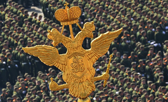 Двуглавый орел на во время военного парада в ознаменование 70-летия Победы в Великой Отечественной войне