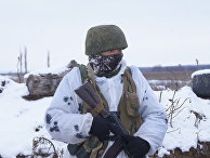 Военнослужащий Народной милиции ЛНР на передовой позиции в Донбассе Военнослужащий Народной милиции ЛНР на передовой позиции в Донбассе