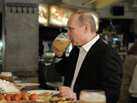 Председатель правительства РФ Владимир Путин во время посещения пивного бара "Жигули" Председатель правительства РФ Владимир Путин во время посещения пивного бара "Жигули"