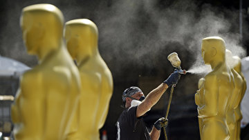 Подготовка статуй для премии Оскар в Лос-Анджелесе