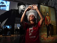 Туристка из Бразилии Жоанна Навега на выставке "Зимний Дворец и Эрмитаж в 1917 году. История создавалась здесь" в Государственном Эрмитаже в Санкт-Петербурге Туристка из Бразилии Жоанна Навега на выставке "Зимний Дворец и Эрмитаж в 1917 году. История создавалась здесь" в Государственном Эрмитаже в Санкт-Петербурге