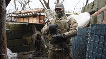 Украинский военнослужащий у границы с оккупированными территориями