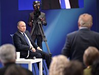 Кандидат в президенты РФ Владимир Путин во время предвыборной встречи со своими доверенными лицами в Гостином дворе. 30 января 2018 Кандидат в президенты РФ Владимир Путин во время предвыборной встречи со своими доверенными лицами в Гостином дворе. 30 января 2018
