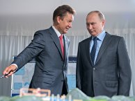 Председатель правления ПАО "Газпром" Алексей Миллер и президент РФ Владимир Путин осматривают макет магистрального газопровода "Сила Сибири" во время посещения строительной площадки Амурского ГПЗ. 3 августа 2017