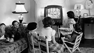 Дети смотрят телевизор в Балтиморе, 1953 год