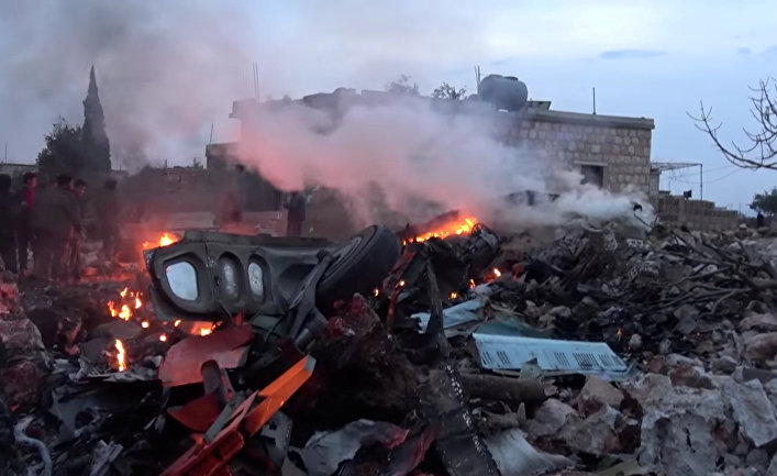 Обломки сбитого боевиками российского самолета Су-25 близ Идлиба в Сирии. Фото из социальных сетей