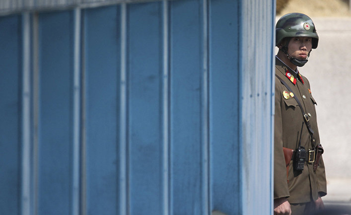 Северокорейский солдат смотрит в южную сторону Северокорейский солдат смотрит в южную сторону